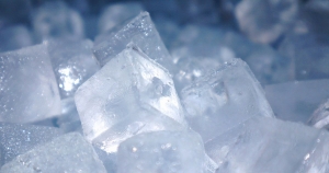 氷が臭い！？原因と『臭いのないおいしい氷』を作る方法を紹介