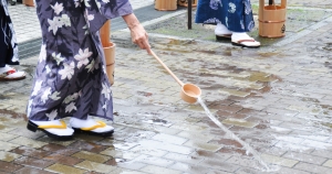 「打ち水」の正しい方法とは？夏を乗り切るヒントは「お水」にアリ！